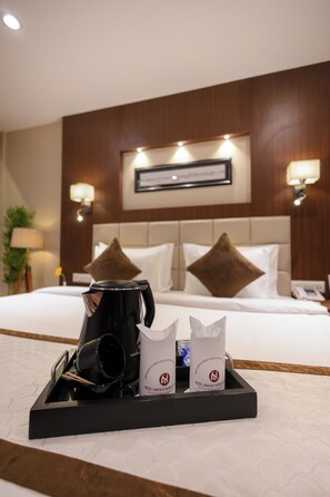 Soundproofing, rollaway beds, free WiFi - Hotel Sawood International (Kolkata)