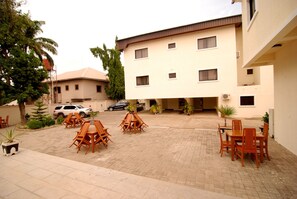 Outdoor dining - Sun Heaven Hotel & Resort Abuja (Abuja)