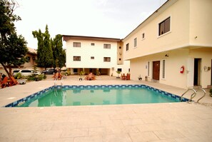 Una piscina al aire libre