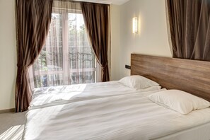 Escritorio, tabla de planchar con plancha, wifi gratis y ropa de cama
