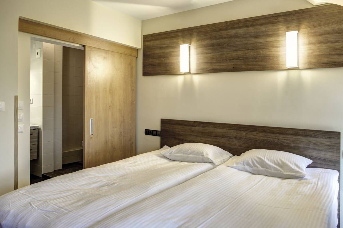 Escritorio, tabla de planchar con plancha, wifi gratis y ropa de cama