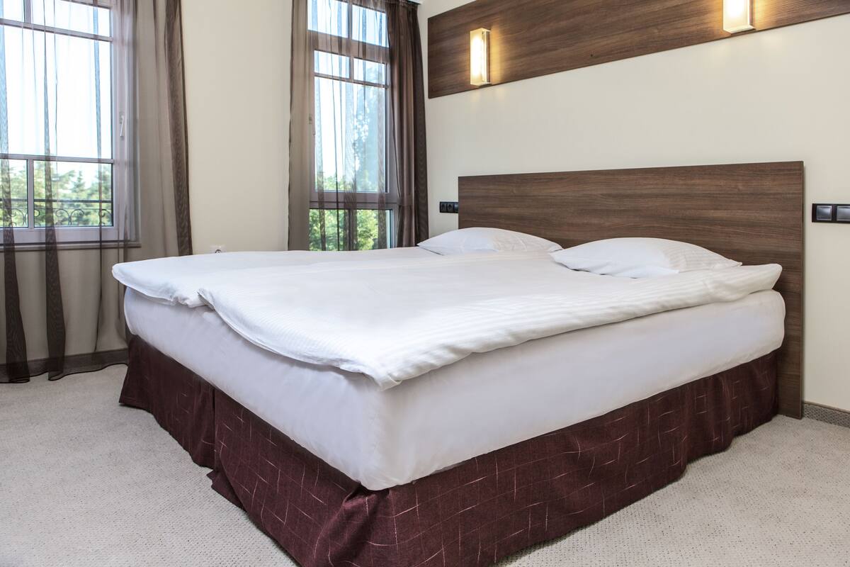 Escritorio, tabla de planchar con plancha, wifi gratis y ropa de cama
