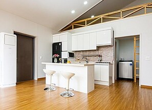 Talo | Yksityinen keittonurkkaus | Jääkaappi, mikroaaltouuni, liesi