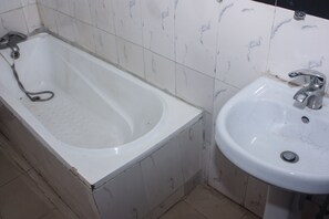Shower, free toiletries, bathrobes, towels - Oakland Suites (Lagos)