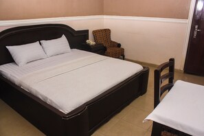 Deluxe Room | Premium bedding, desk, laptop workspace, bed sheets - Oakland Suites (Lagos)