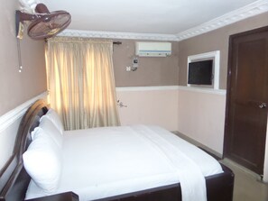 Executive Room | Premium bedding, desk, laptop workspace, bed sheets - Oakland Suites (Lagos)