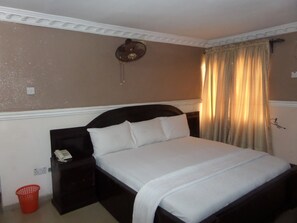 Executive Room | Premium bedding, desk, laptop workspace, bed sheets - Oakland Suites (Lagos)