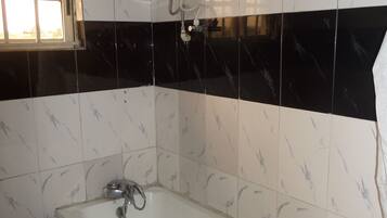 Executive Room | Bathroom | Shower, free toiletries, bathrobes, towels