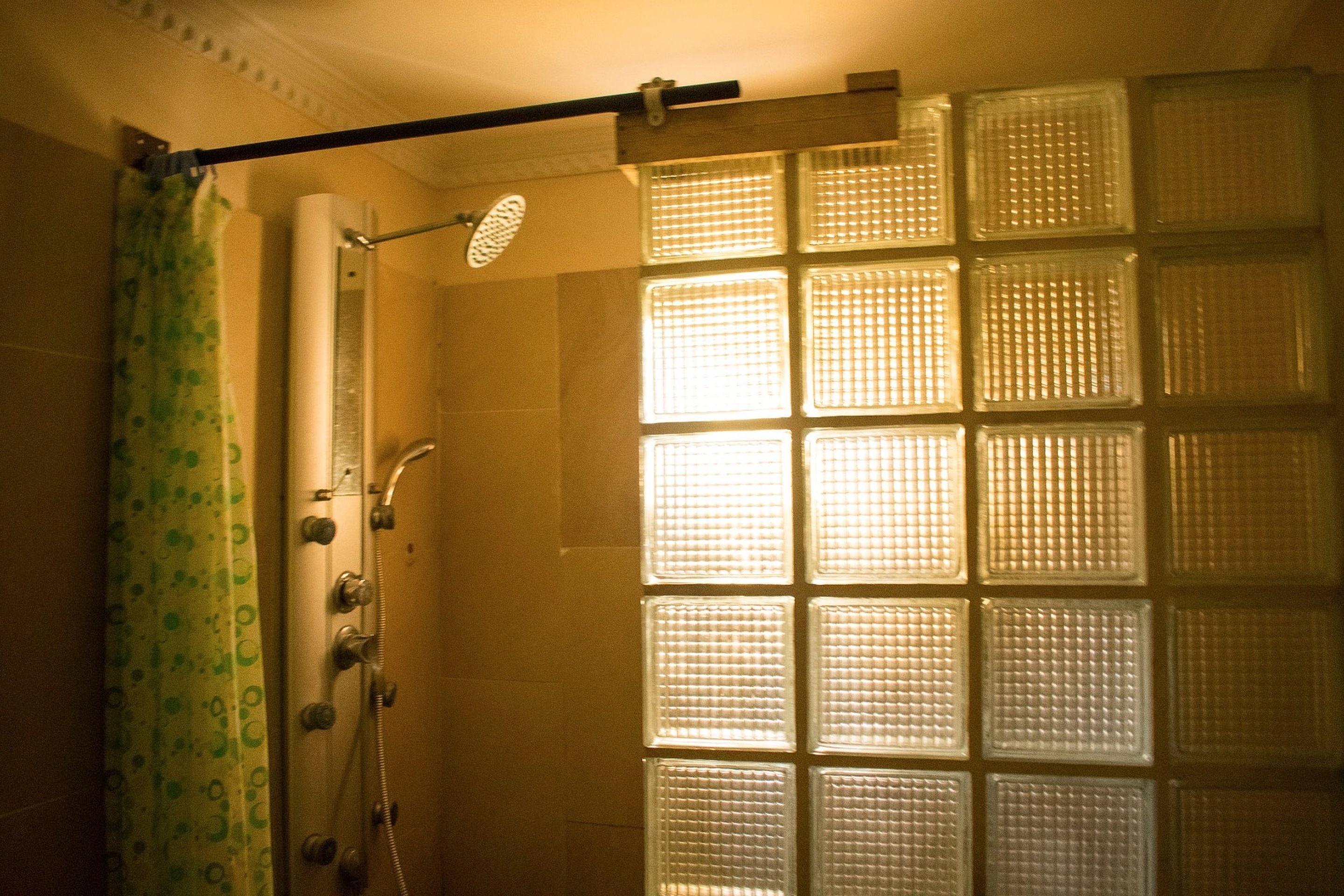 Deluxe Studio | Bathroom | Shower, hydromassage showerhead, free toiletries, towels