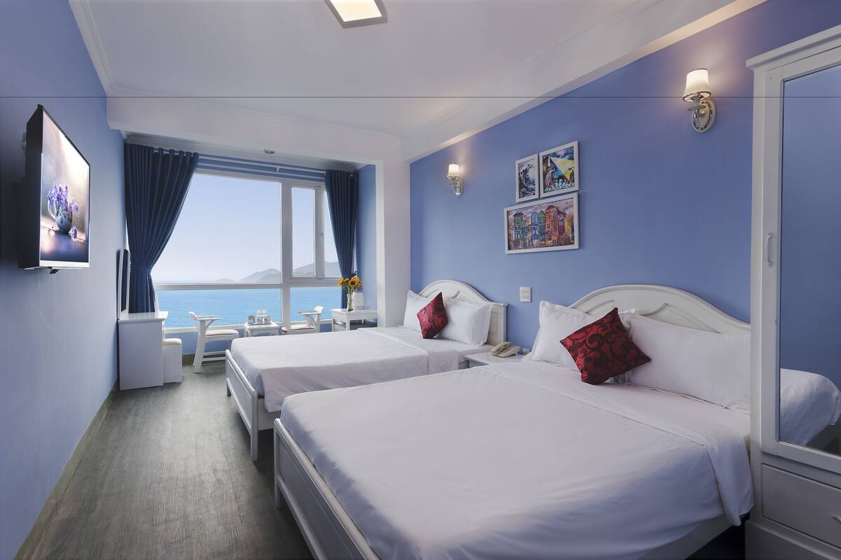 Habitación Deluxe con 1 cama doble o 2 individuales, vistas al mar | Caja fuerte, escritorio, cortinas opacas y sistema de insonorización