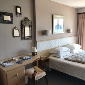 In-room safe, soundproofing, rollaway beds, free WiFi - Grand Hotel Moriaz (Le Lavandou)