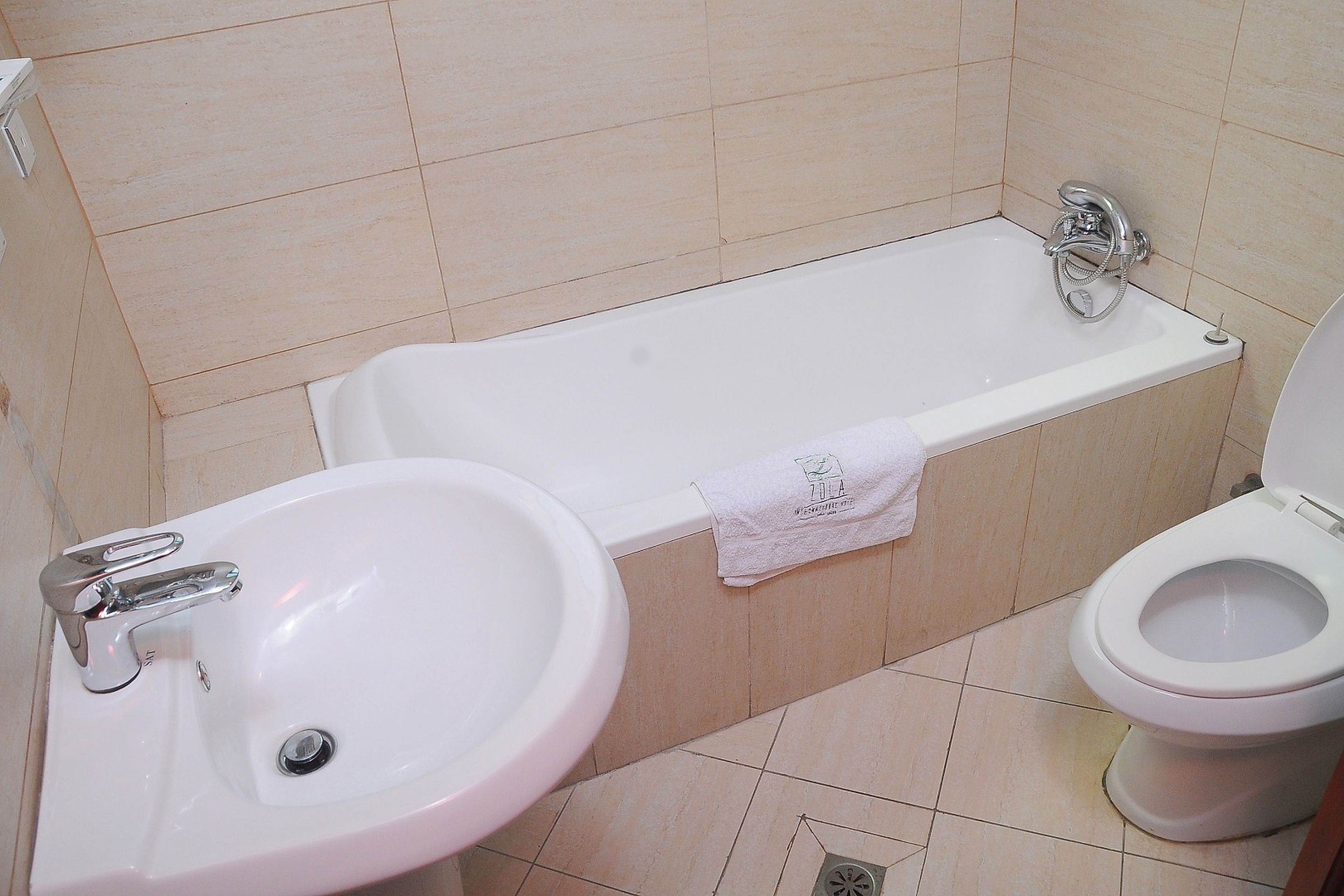 Ein Badezimmer mit Waschbecken, Badewanne und Toilette.