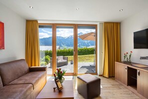 Deluxe-Apartment | Wohnbereich | Flachbildfernseher, DVD-Player