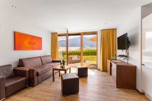 Deluxe Apartment | Living area | Flat-screen TV, DVD player - Emma Apartments (Piesendorf)