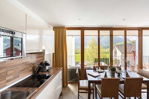 Standard Apartment | Private kitchen | Full-size fridge, microwave, stovetop, dishwasher - Emma Apartments (Piesendorf)