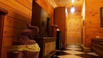 Deluxe Quadruple Room | Desk, free WiFi, bed sheets