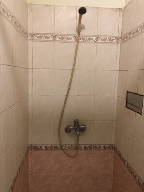 Standard Room | Bathroom shower - Tay Ho Hotel (Nha Trang)