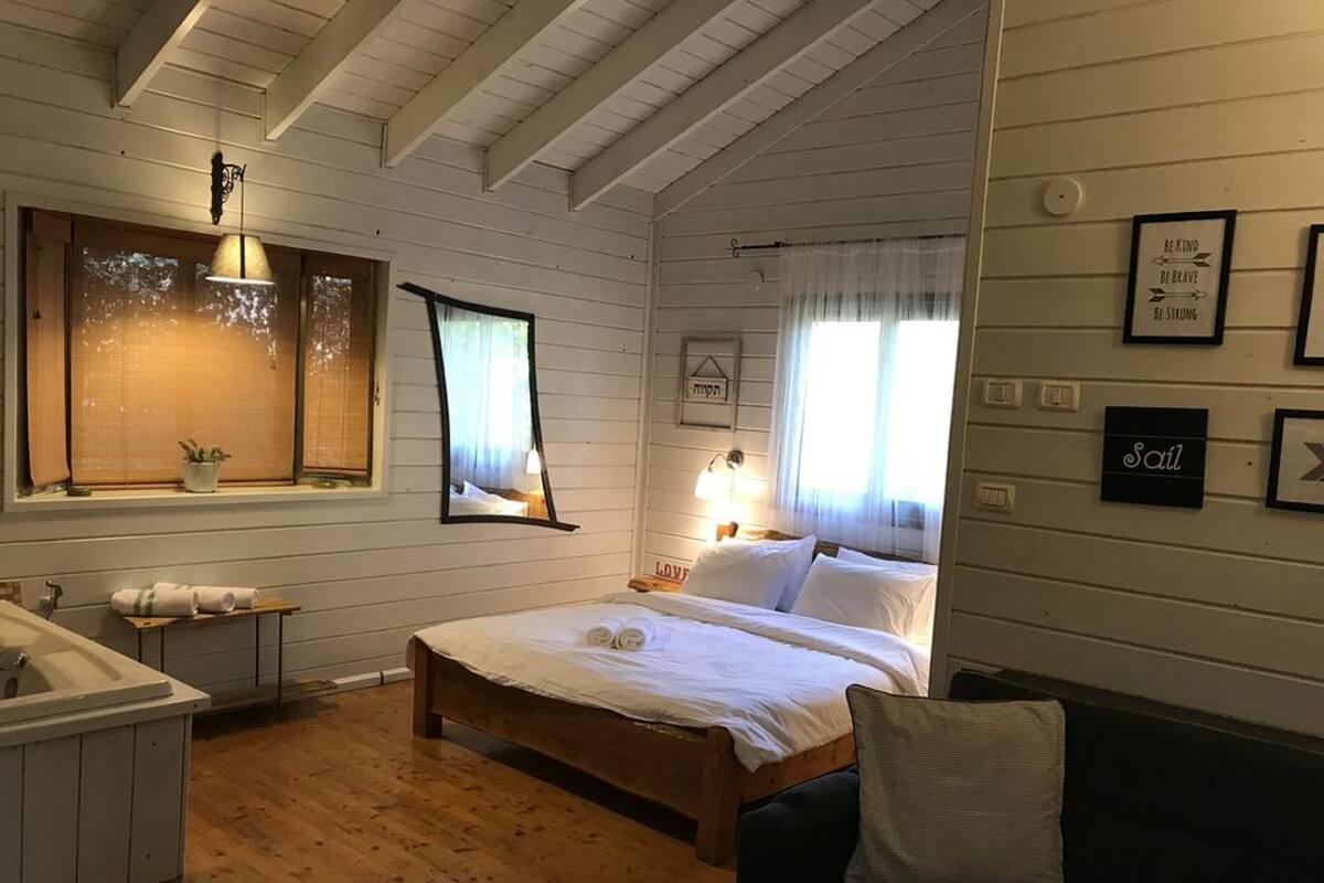 Escritorio y ropa de cama 