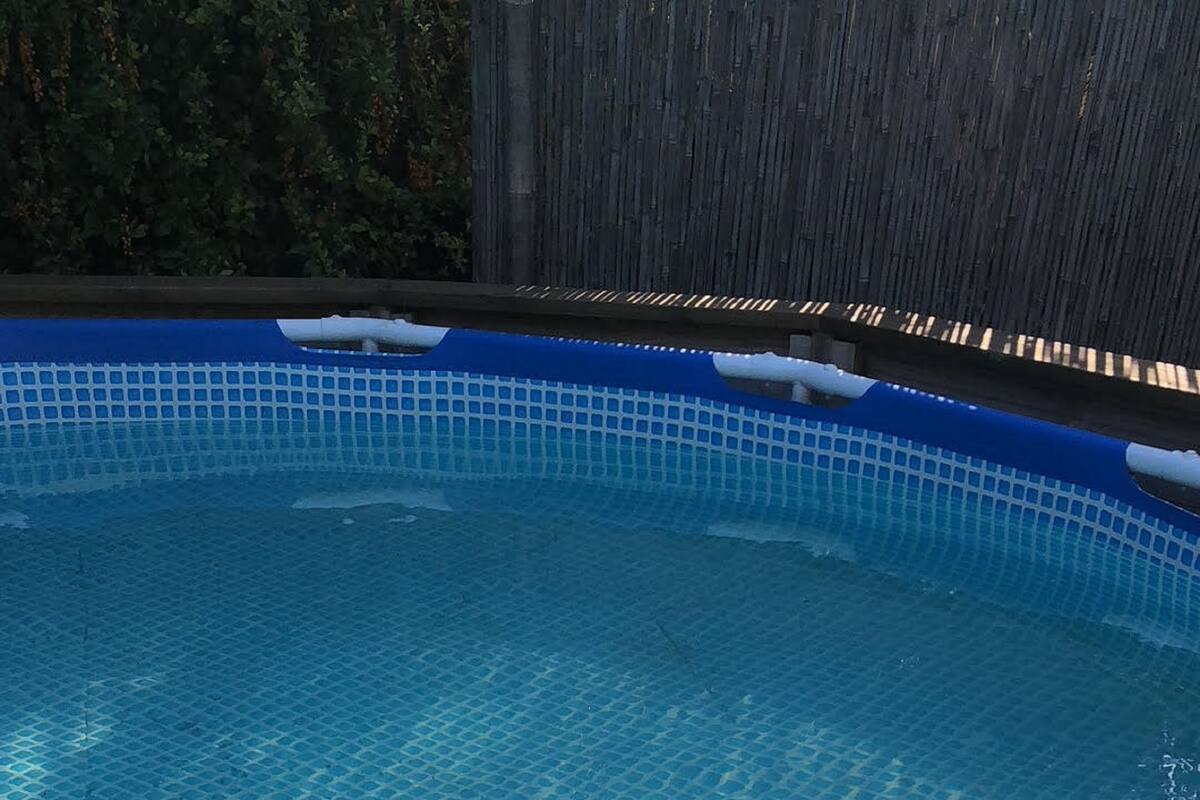 Escritorio y ropa de cama 