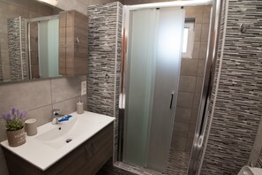 Villa - 3 soveværelser | Badeværelse | Bruser, gratis toiletartikler, hårtørrer, håndklæder
