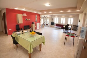 Villa, 3 chambres | Restauration dans la chambre