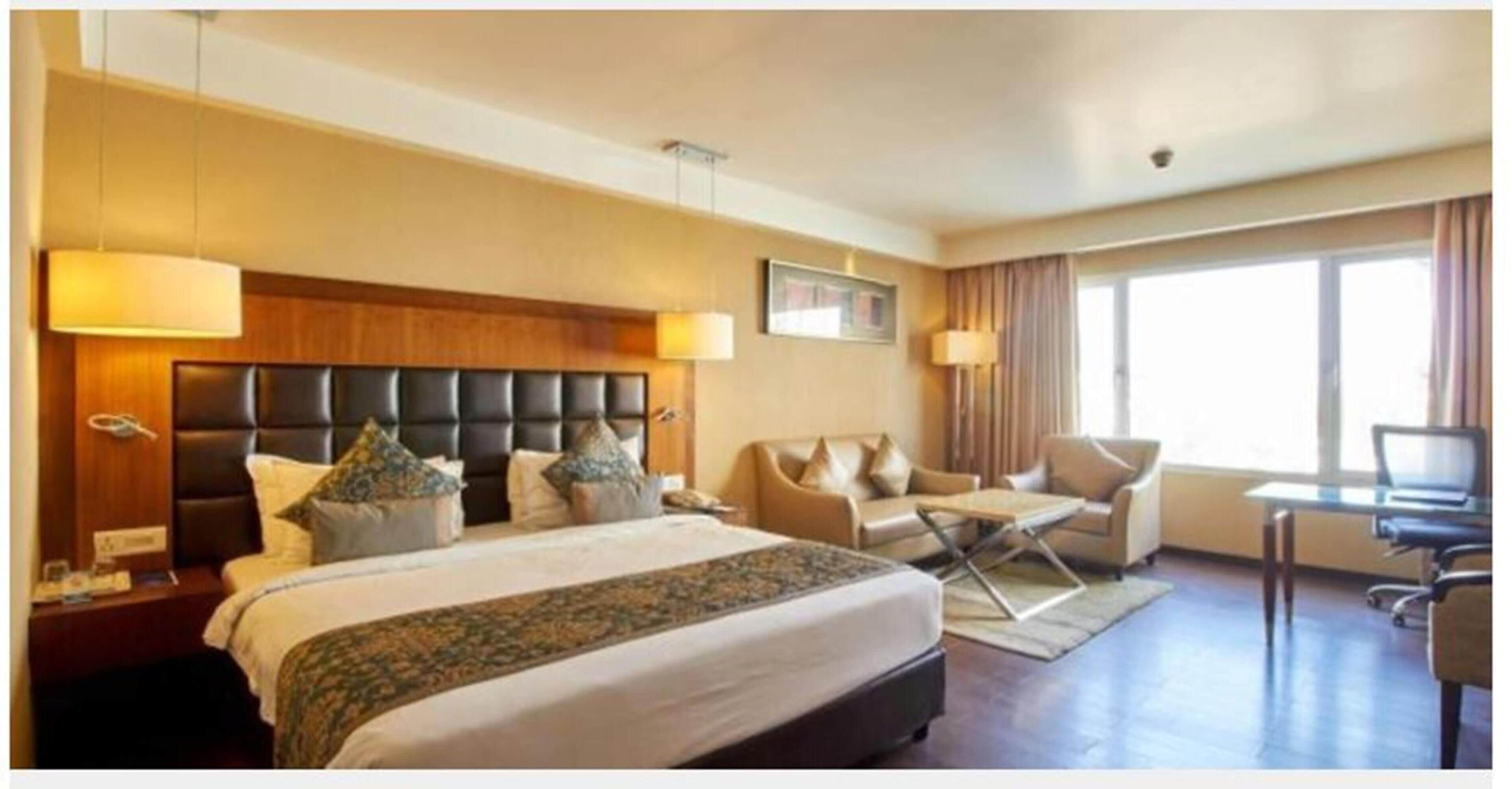 أغطية فراش متميزة وميني بار وخزنة داخل الغرفة ومكتب