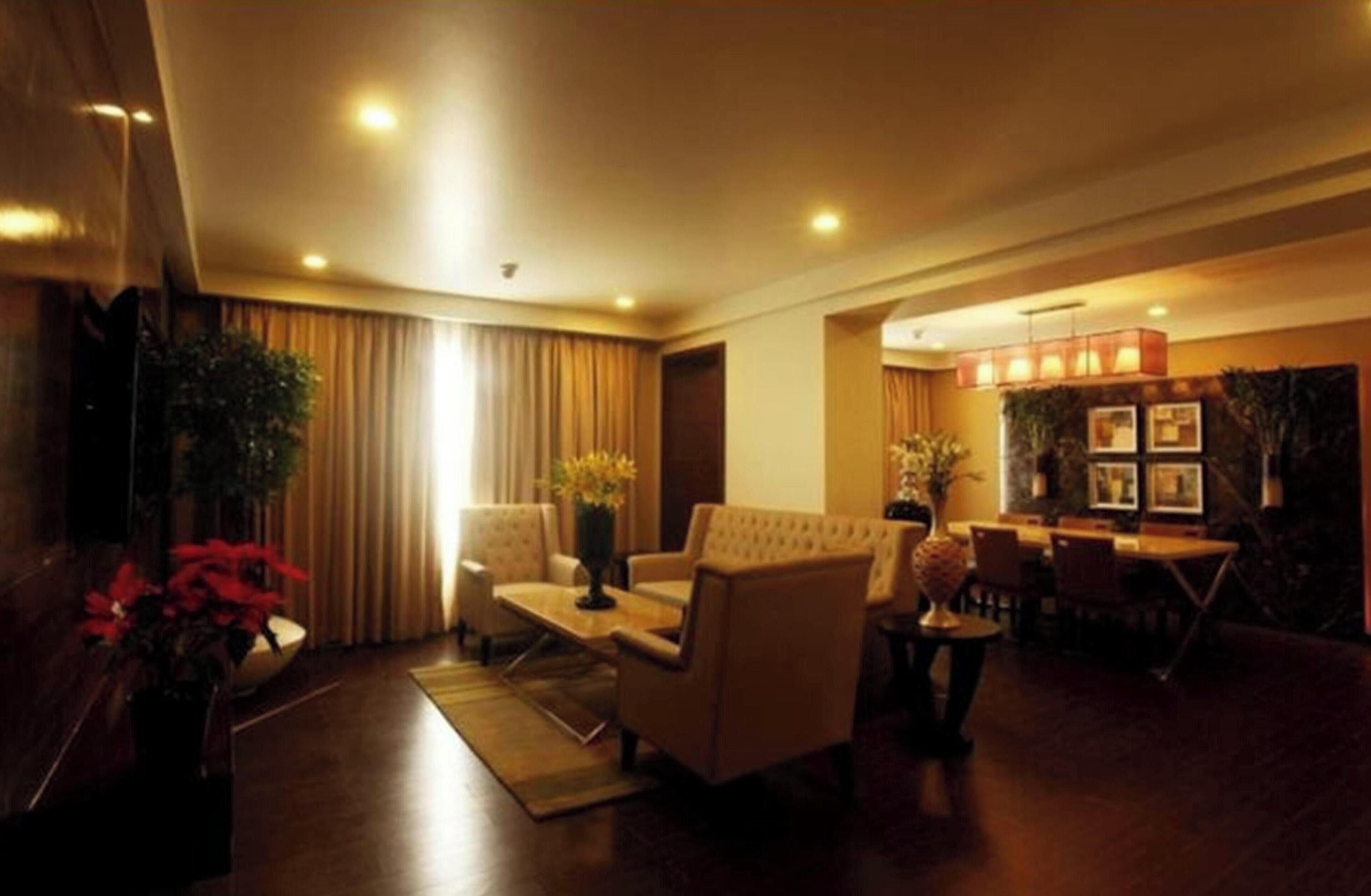 Suite, varias camas | Ropa de cama de alta calidad y minibar 