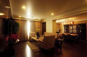 Suite, plusieurs lits | Literie de qualité supérieure, minibar, coffres-forts dans les chambres