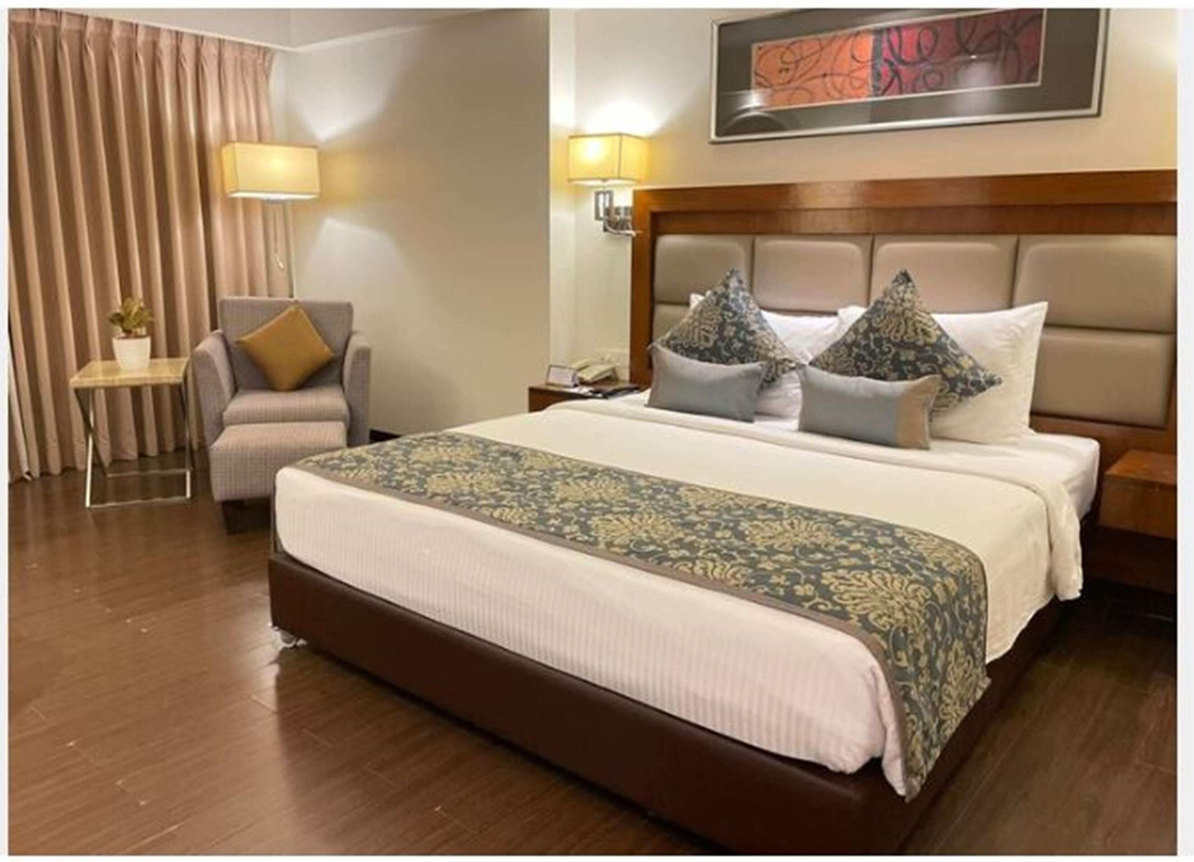 Habitación superior, 1 cama matrimonial | Ropa de cama de alta calidad y minibar 