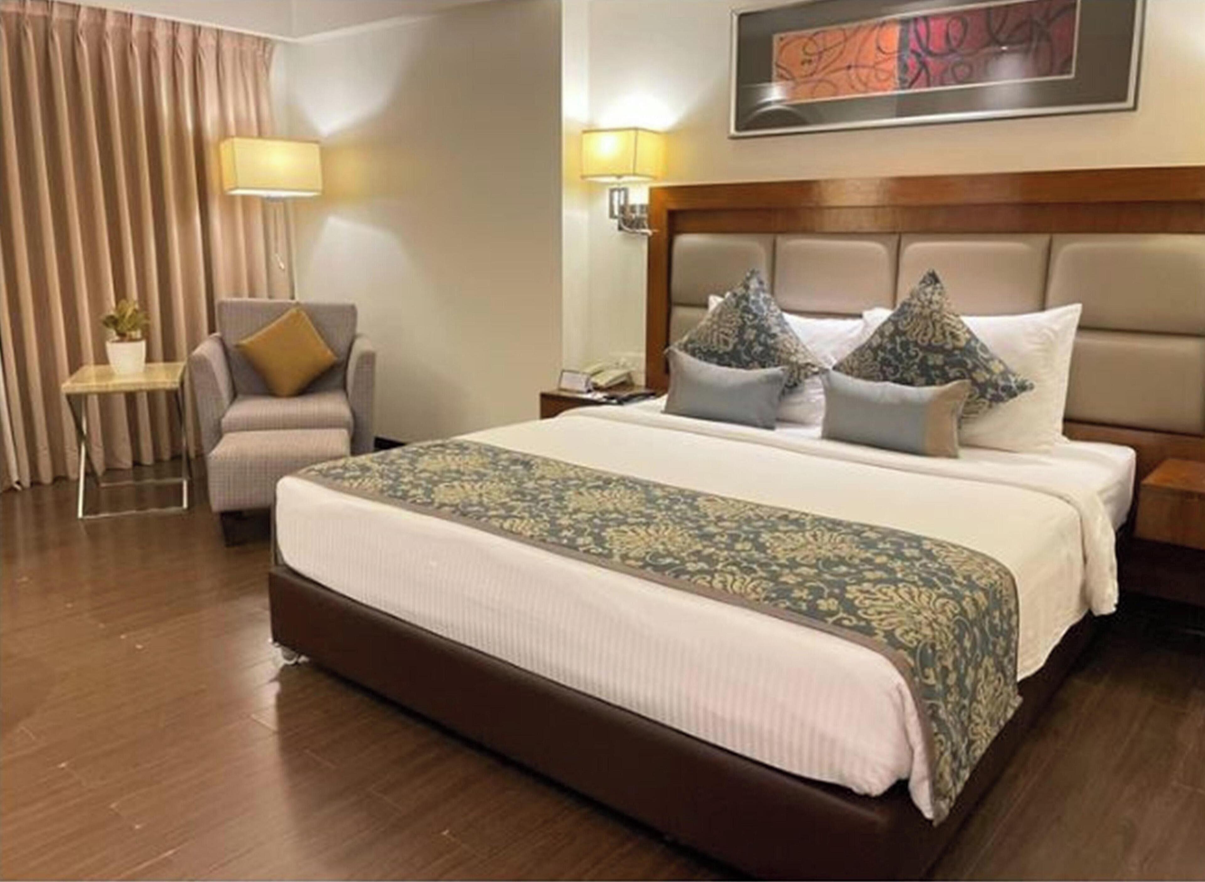 ห้องซูพีเรีย, เตียงใหญ่ 1 เตียง | เครื่องนอนระดับพรีเมียม, มินิบาร์, ตู้นิรภัยในห้  องพัก, โต๊ะทำงาน