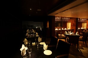 Family dining - Paradigm Sarovar Portico Kakinada (Kakinada)