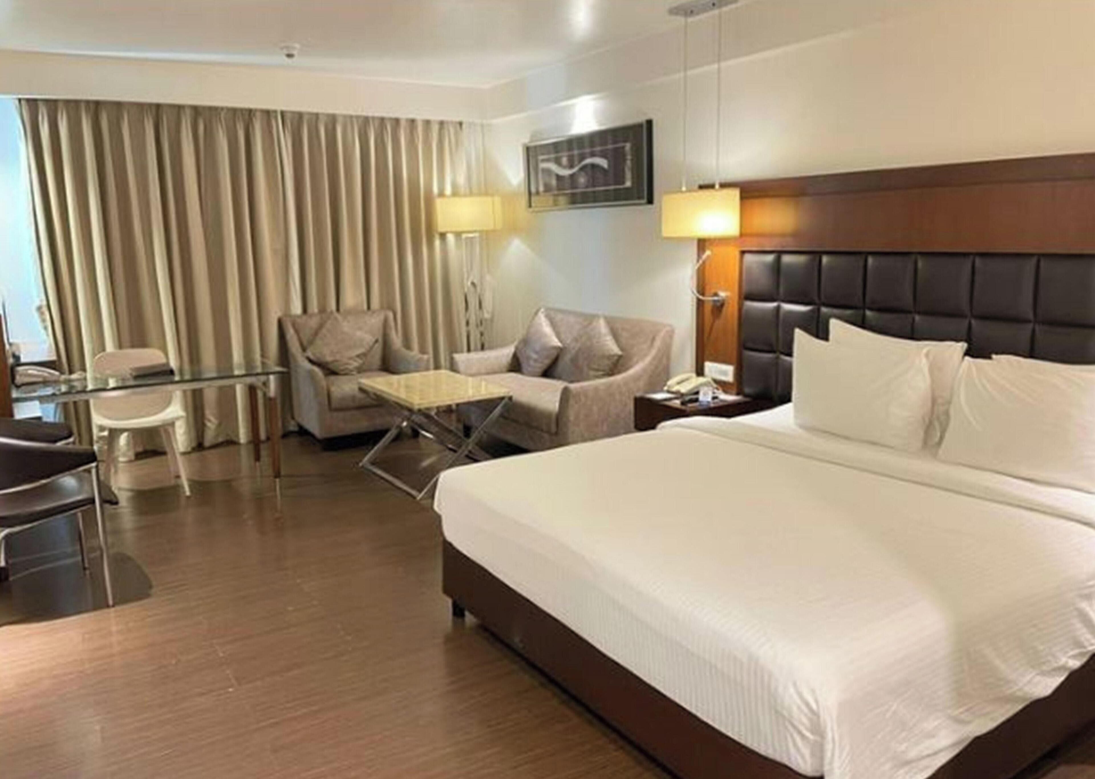 Habitación Deluxe, varias camas | Ropa de cama de alta calidad y minibar 