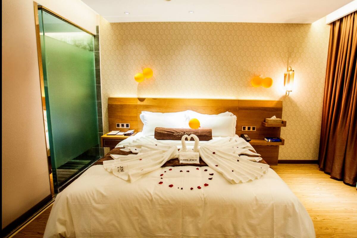 Romantic Double Room | Desk, blackout curtains, free WiFi