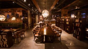 تقديم الإفطار والغداء والعشاء