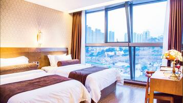 Habitación superior con 2 camas individuales | Escritorio, cortinas blackout y wifi gratis