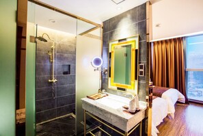 Phòng 2 giường đơn Superior | Phòng tắm | Buồng tắm vòi sen, đồ dùng nhà tắm miễn phí, máy sấy tóc 
