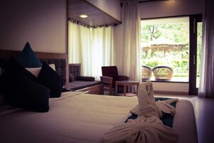 Executive Room, 1 Queen Bed | In-room safe, soundproofing, free WiFi