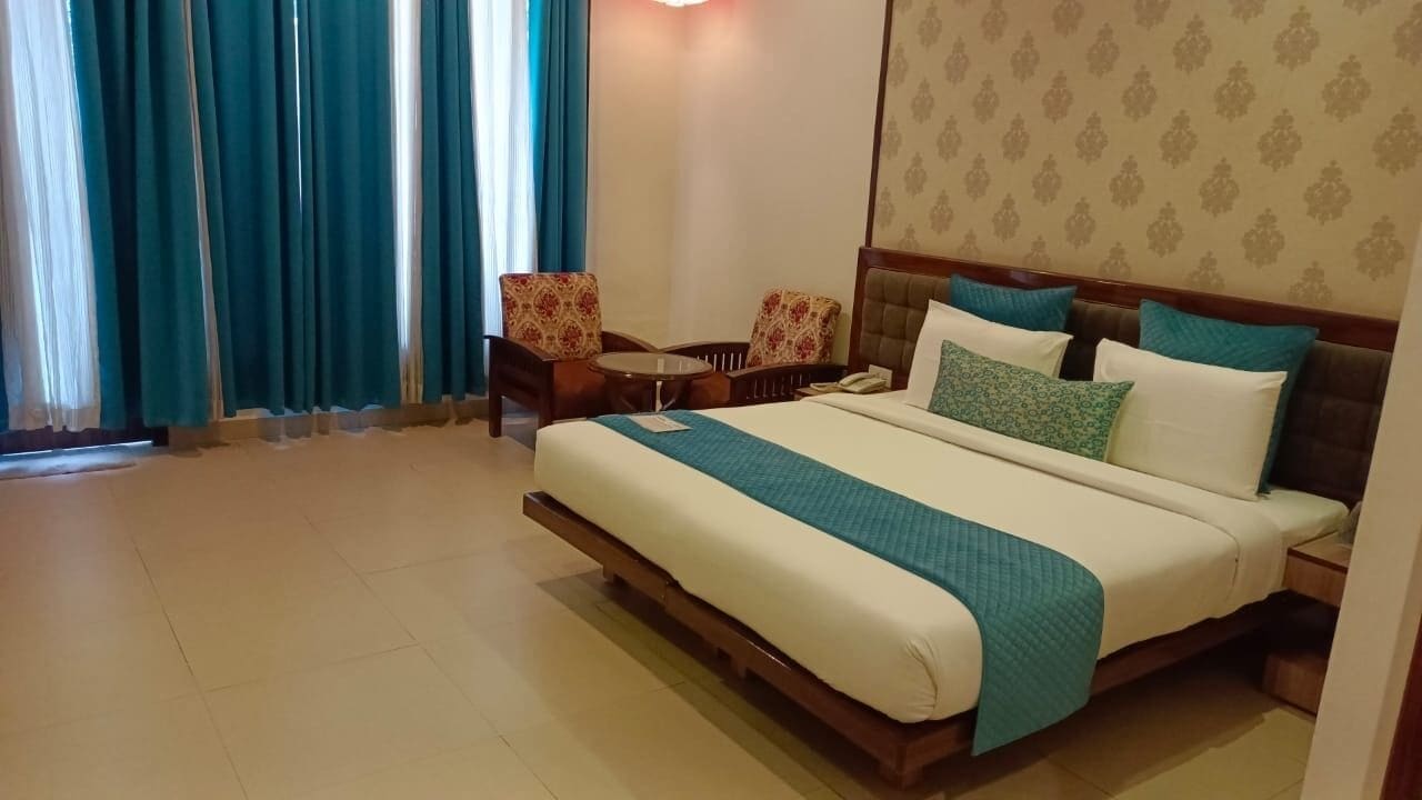 Deluxe Room, 1 King Bed | In-room safe, soundproofing, free WiFi