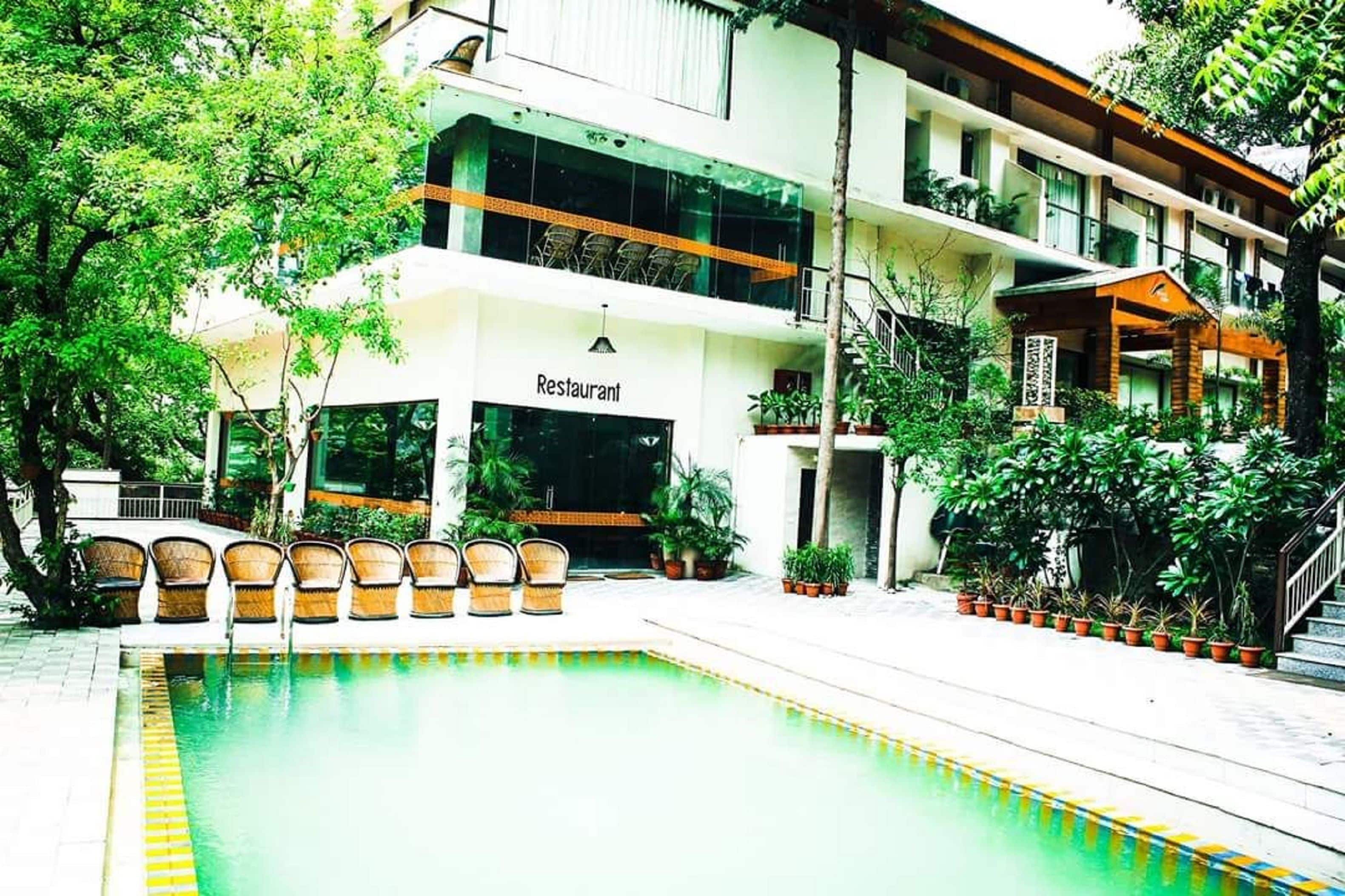 สระว่ายน้ำกลางแจ้ง