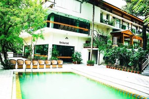 Una piscina al aire libre
