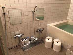 Baignoire et douche séparées, pomme de douche hydromassante