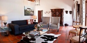 럭셔리 스위트 | 거실 | 위성 채널 시청이 가능한 38인치 평면 TV, TV, 벽난로