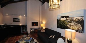 럭셔리 스위트 | 거실 공간 | 위성 채널 시청이 가능한 38인치 평면 TV, TV, 벽난로