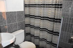 Shower, towels - La Casa Maruja San Bartolo (San Bartolo)