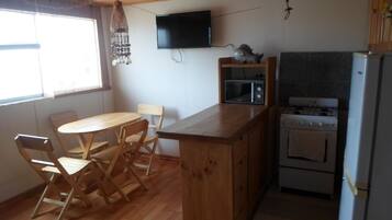 Apartment, 2 Bedrooms, Refrigerator & Microwave | Private kitchen | Fridge, microwave
