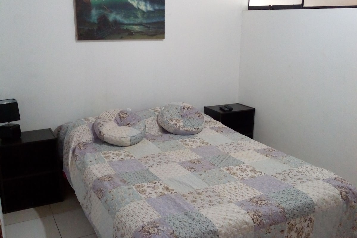 Klassiek appartement, 2 slaapkamers, koelkast, op benedenverdieping | 2 slaapkamers, gratis wifi, beddengoed