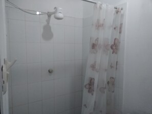 คลาสสิกอพาร์ทเมนท์, 2 ห้องนอน, ตู้เย็น, ชั้นล่าง | ห้องอาบน้ำ