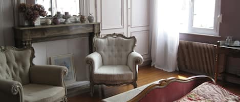 Room | Living area | Flat-screen TV