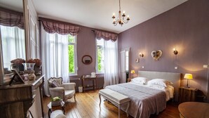A bedroom with a large bed, a desk, a chair, and a window with curtains. - Maison d'Hôtes Cap et Marais d'Opale (Saint-Omer)