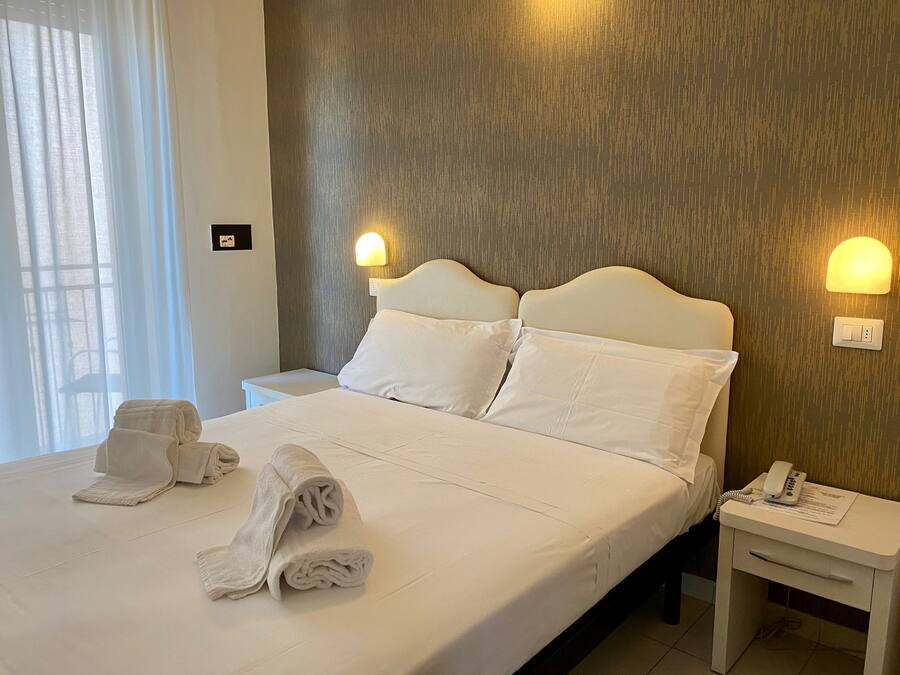 Standard Double Room | In-room safe, desk, WiFi (free)